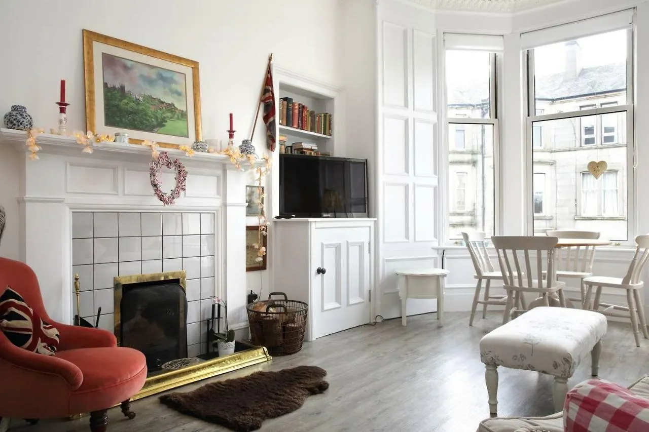 5 Star Beautiful & Vintage, Spacious Apt In Chic Location! エディンバラ アパート